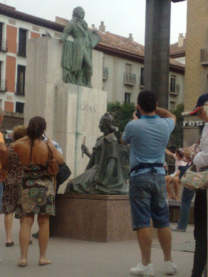 Turistas en el monumento a Goya de la Plaza del Pilar (mucha cámara, claro)