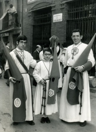 Yo, de pequeñito, cofrade con mi padre y mi primo Jesús