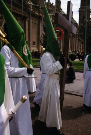 Ese soy yo, de cofrade, llevando la Cruz de los fallecidos (Foto de Ramón Pascual)