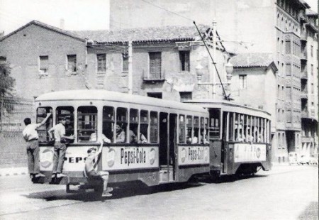 Fotografía del tranvia de Zaragoza en los años 50 tomada del sitio web de Rafael Castillejo en www.zaragozadirecto.com